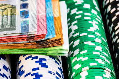Poker oyunu konsepti. Kumarhane işi, risk, şans, iyi şans ya da kumar. Poker fişleri ve avro parası yığını, yakın çekim, izole.