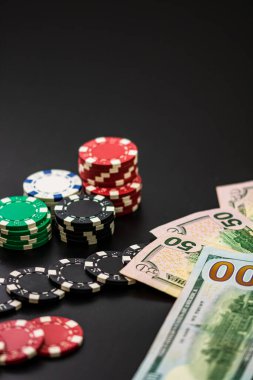 Paralı ve kartlı poker fişleri yığını