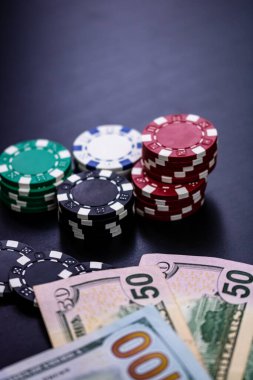 Paralı ve kartlı poker fişleri yığını
