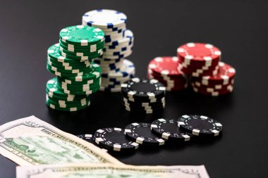 Paralı ve kartlı poker fişleri yığını