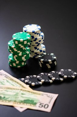 Paralı ve kartlı poker fişleri yığını