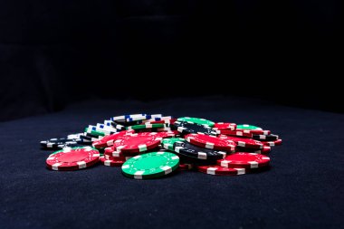 Siyah arkaplanda poker çiplerinin karışımı