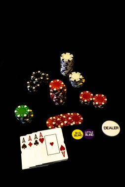 Siyah arkaplanda poker fişleri ve poker kartları yığını