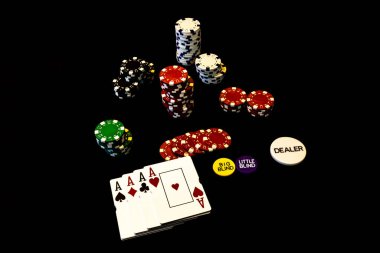 Siyah arkaplanda poker fişleri ve poker kartları yığını