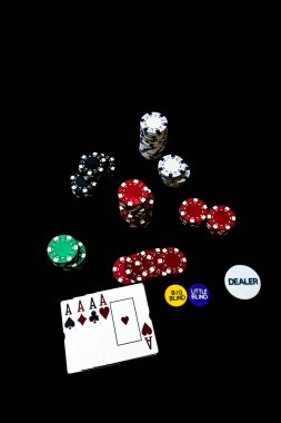 Siyah arkaplanda poker fişleri ve poker kartları yığını