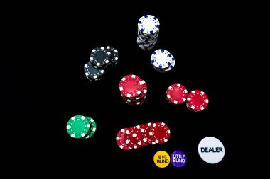 Siyah arkaplanda poker çipleri yığını