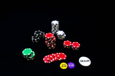 Siyah arkaplanda poker çipleri yığını
