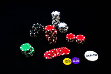 Siyah arkaplanda poker çipleri yığını