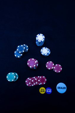 Siyah arkaplanda poker çipleri yığını