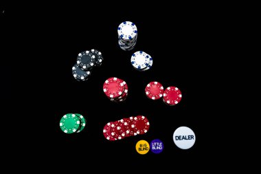 Siyah arkaplanda poker çipleri yığını