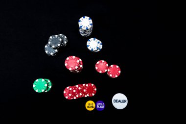 Siyah arkaplanda poker çipleri yığını