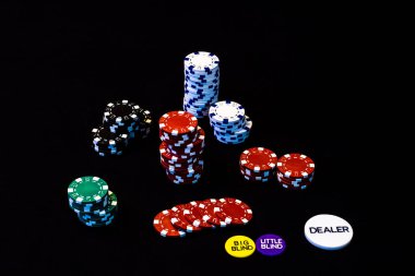 Siyah arkaplanda poker çipleri yığını