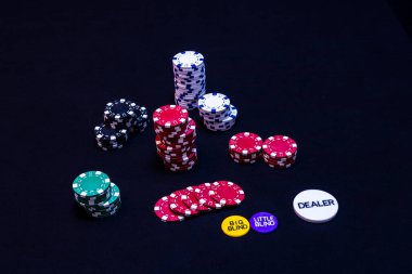 Siyah arkaplanda poker çipleri yığını