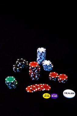 Siyah arkaplanda poker çipleri yığını