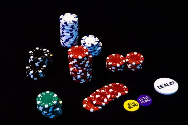 Siyah arkaplanda poker çipleri yığını