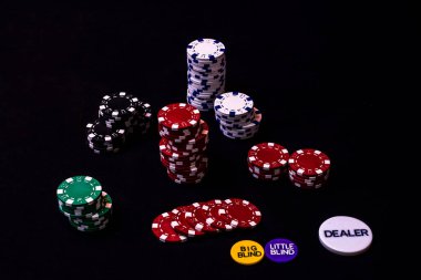 Siyah arkaplanda poker çipleri yığını