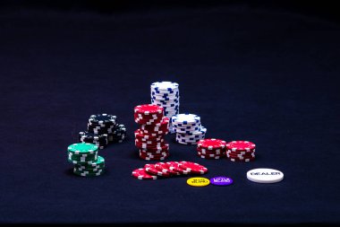 Siyah arkaplanda poker çipleri yığını