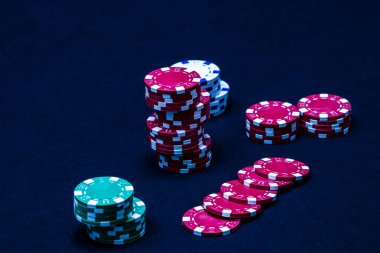 Siyah arkaplanda poker çipleri yığını