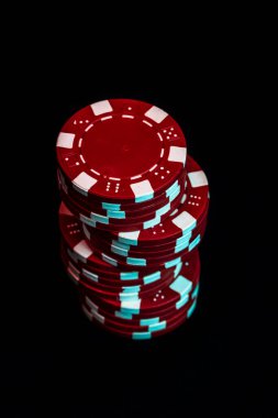 Siyah arkaplanda poker çipleri yığını