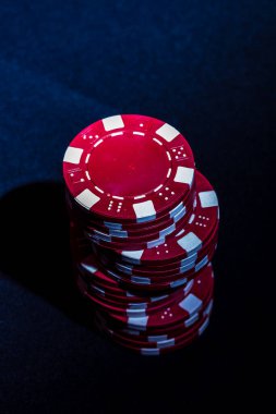Siyah arkaplanda poker çipleri yığını