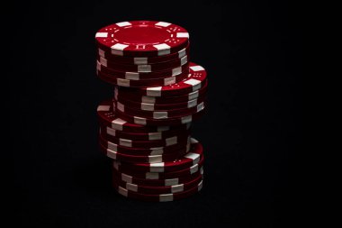 Siyah arkaplanda poker çipleri yığını