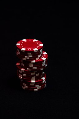 Siyah arkaplanda poker çipleri yığını