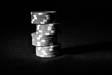 Siyah arkaplanda poker çipleri yığını