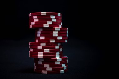 Siyah arkaplanda poker çipleri yığını