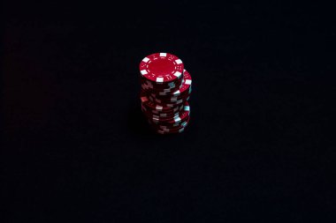 Siyah arkaplanda poker çipleri yığını