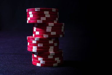 Siyah arkaplanda poker çipleri yığını