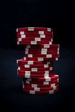 Siyah arkaplanda poker çipleri yığını