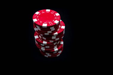 Siyah arkaplanda poker çipleri yığını