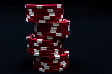 Siyah arkaplanda poker çipleri yığını