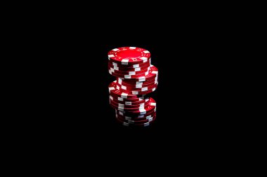 Siyah arkaplanda poker çipleri yığını