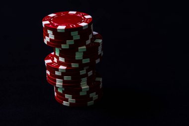 Siyah arkaplanda poker çipleri yığını