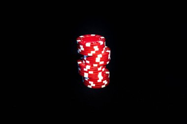 Siyah arkaplanda poker çipleri yığını