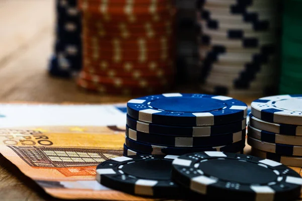 Poker fişleri ve para yakında. Kumarhane konsepti, risk, şans, iyi şans veya kumar. Kumarhane fişleri, EURO, Amerikan doları.