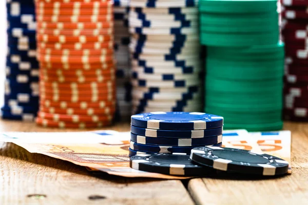 Poker fişleri ve para yakında. Kumarhane konsepti, risk, şans, iyi şans veya kumar. Kumarhane fişleri, EURO, Amerikan doları.