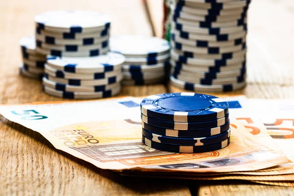Poker fişleri ve para yakında. Kumarhane konsepti, risk, şans, iyi şans veya kumar. Kumarhane fişleri, EURO, Amerikan doları.