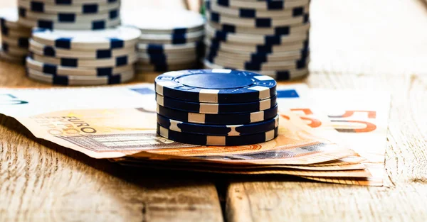 Poker fişleri ve para yakında. Kumarhane konsepti, risk, şans, iyi şans veya kumar. Kumarhane fişleri, EURO, Amerikan doları.