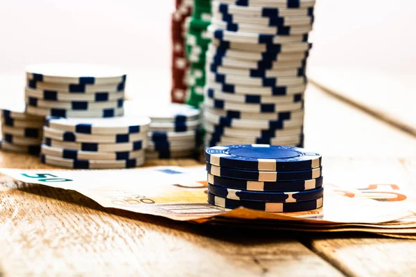 Poker fişleri ve para yakında. Kumarhane konsepti, risk, şans, iyi şans veya kumar. Kumarhane fişleri, EURO, Amerikan doları.