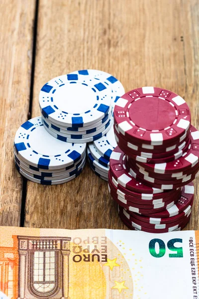 Poker fişleri ve para yakında. Kumarhane konsepti, risk, şans, iyi şans veya kumar. Kumarhane fişleri, EURO, Amerikan doları.