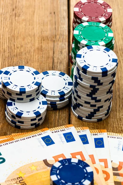 Poker fişleri ve para yakında. Kumarhane konsepti, risk, şans, iyi şans veya kumar. Kumarhane fişleri, EURO, Amerikan doları.