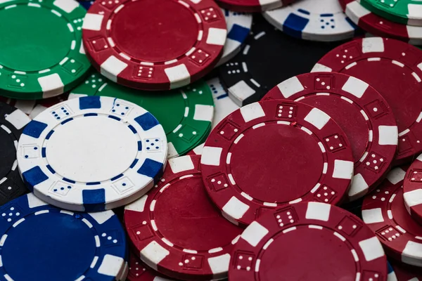 扑克片的背景非常接近 赌场的概念 好运或赌博 赌场筹码的细节 — 图库照片