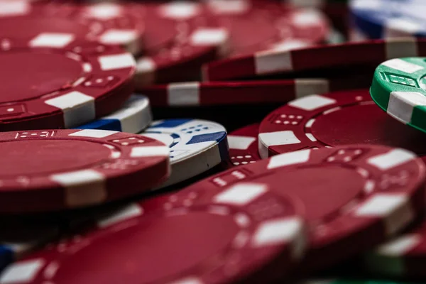 ポーカーチップはバックグラウンドを閉じます カジノのコンセプト リスク チャンス 幸運またはギャンブル カジノチップの詳細 — ストック写真