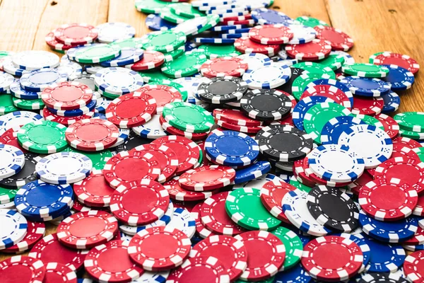 Fichas Póquer Sobre Mesa Madera Fondo Blanco Concepto Casino Para — Foto de Stock
