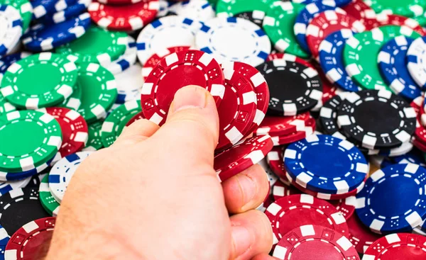 El ele tutuşmak ve poker fişleri vermek. Kumarhane işi, risk, şans, iyi şans veya kumar konsepti