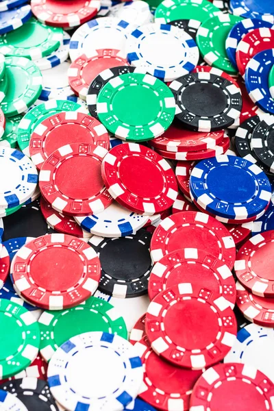 Poker fişleri arka planı. Kumarhane işi, risk, şans, iyi şans veya kumar konsepti