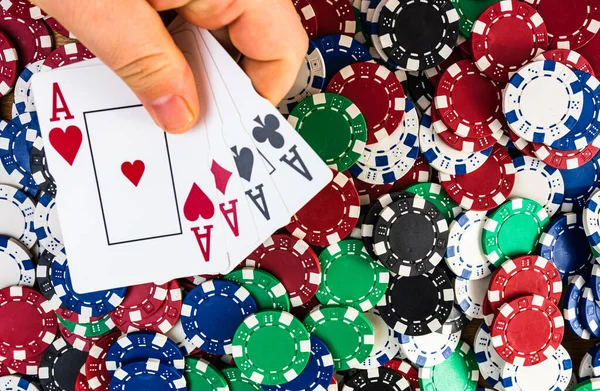 Poker fişlerini geri ver. Kumarhane işi, risk, şans, iyi şans veya kumar konsepti