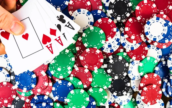 Poker fişlerini geri ver. Kumarhane işi, risk, şans, iyi şans veya kumar konsepti